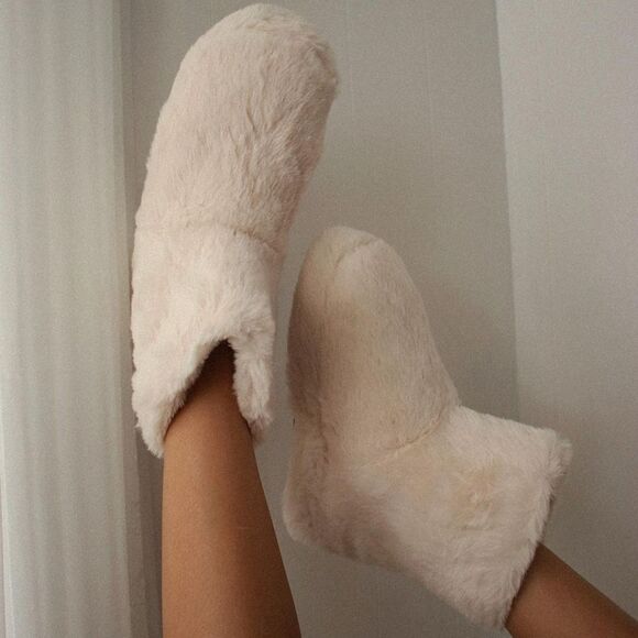 🆕️Holiday Collection// Beige Fur bootie - Picture 4 of 4